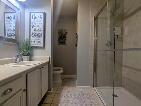 Bath - 1602 Oldham Dr, Springfield, OH 45503 photo 1 of 1
