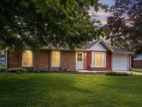 809 Canterbury Dr, Wapakoneta, OH 45895