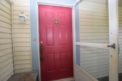 Entry Way - 705 E Cassilly St, Springfield, OH 45503 photo 2 of 7