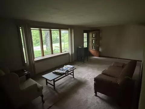 Living - 254 Oakridge Dr, Springfield, OH 45504 photo 2 of 2