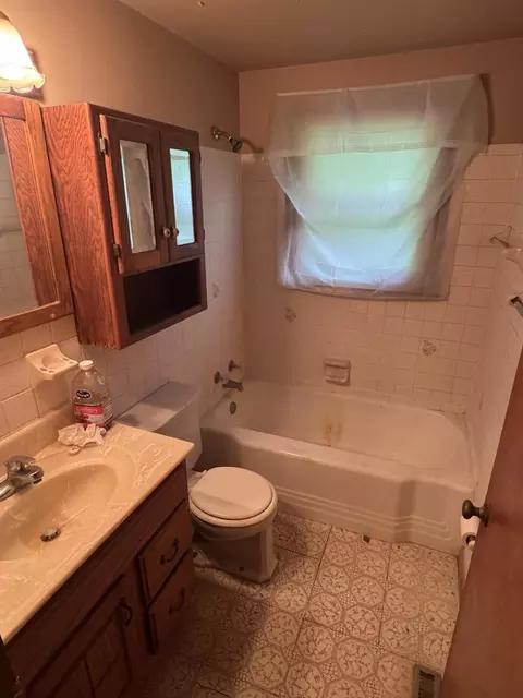Bath - 254 Oakridge Dr, Springfield, OH 45504 photo 1 of 1