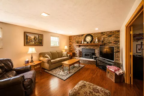 Living - 4401 Mumper Rd, Springfield, OH 45502 photo 5 of 6
