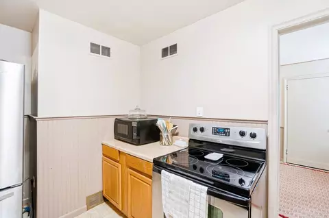 Kitchen - 431 Meadow Ln, Springfield, OH 45505 photo 3 of 4