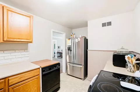 Kitchen - 431 Meadow Ln, Springfield, OH 45505 photo 2 of 4