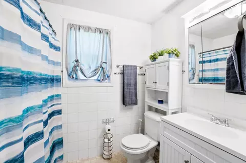 Bath - 431 Meadow Ln, Springfield, OH 45505 photo 1 of 1