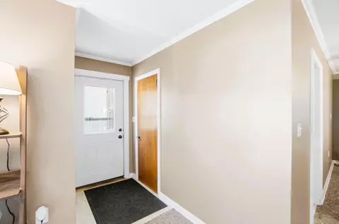 Entry Way - 431 Meadow Ln, Springfield, OH 45505 photo 1 of 3
