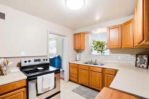 Kitchen - 431 Meadow Ln, Springfield, OH 45505 photo 1 of 4
