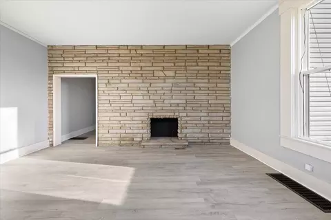 Living - 7 W Mulberry St, Springfield, OH 45506 photo 2 of 5