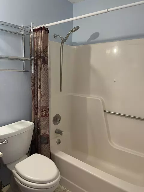 Bath - 5427 Richmoor Rd, Springfield, OH 45503 photo 1 of 2