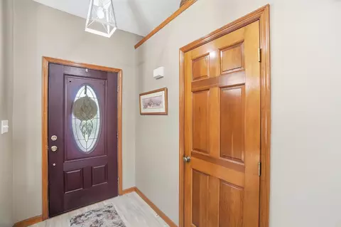 Entry Way - 1912 Wedgewood Cir, Springfield, OH 45503 photo 2 of 5