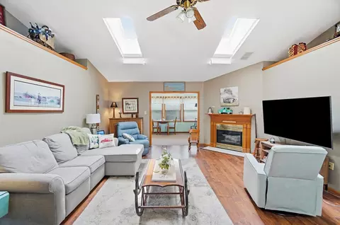 Living - 1912 Wedgewood Cir, Springfield, OH 45503 photo 3 of 5