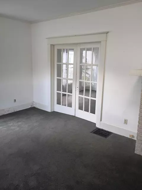 Living - 306-308 E Northern Ave, Springfield, OH 45503 photo 2 of 3
