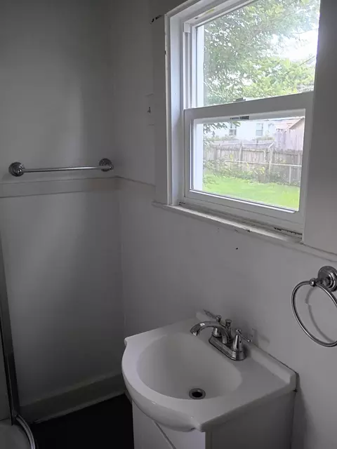 Bath - 306-308 E Northern Ave, Springfield, OH 45503 photo 2 of 5