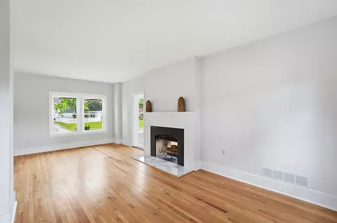 Living - 1707 Longview Dr, Springfield, OH 45504 photo 3 of 7