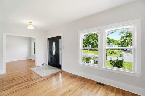 Entry Way - 1707 Longview Dr, Springfield, OH 45504 photo 5 of 9