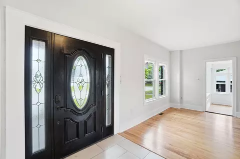Entry Way - 1707 Longview Dr, Springfield, OH 45504 photo 3 of 9