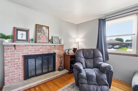 Living - 4267 Helena Dr, Springfield, OH 45503 photo 3 of 3