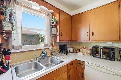 Kitchen - 4267 Helena Dr, Springfield, OH 45503 photo 6 of 7