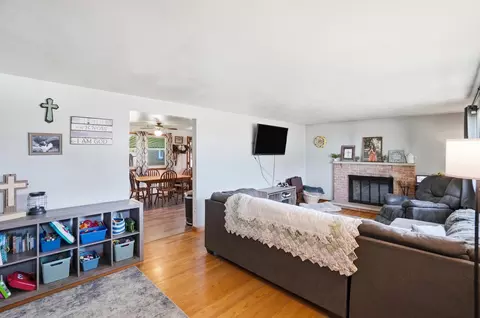 Living - 4267 Helena Dr, Springfield, OH 45503 photo 2 of 3
