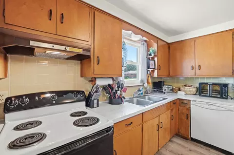 Kitchen - 4267 Helena Dr, Springfield, OH 45503 photo 5 of 7