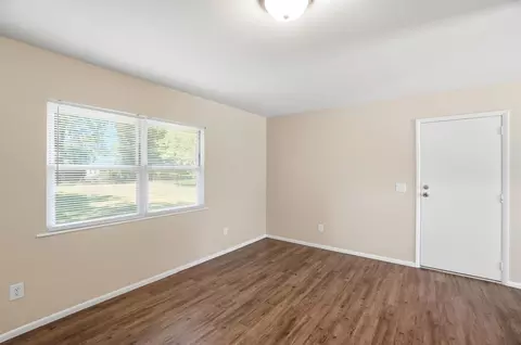 Living - 3151 Vineyard St, Springfield, OH 45503 photo 7 of 7