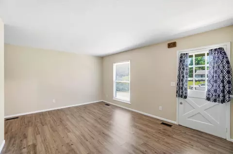 Living - 3151 Vineyard St, Springfield, OH 45503 photo 2 of 7