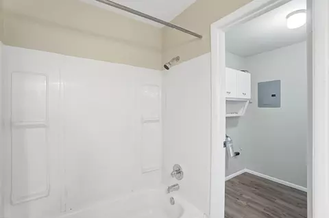 Bath - 3151 Vineyard St, Springfield, OH 45503 photo 2 of 2
