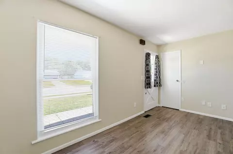 Living - 3151 Vineyard St, Springfield, OH 45503 photo 1 of 7