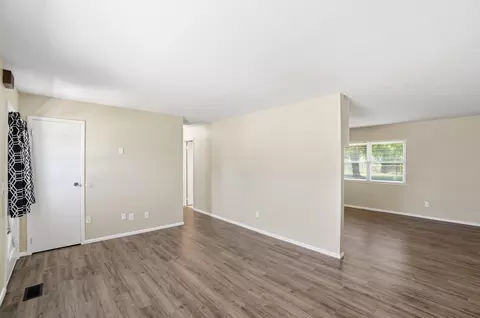 Living - 3151 Vineyard St, Springfield, OH 45503 photo 4 of 7