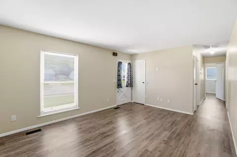 Living - 3151 Vineyard St, Springfield, OH 45503 photo 3 of 7