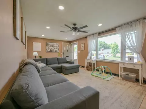Living - 2606 Cavins Dr, Springfield, OH 45503 photo 3 of 3