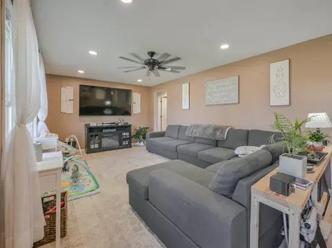 Living - 2606 Cavins Dr, Springfield, OH 45503 photo 2 of 3