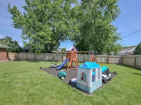 Exterior - 2606 Cavins Dr, Springfield, OH 45503 photo 9 of 10