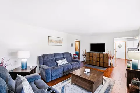 Living - 1143 Armsgate Rd, Springfield, OH 45503 photo 3 of 5