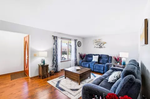 Living - 1143 Armsgate Rd, Springfield, OH 45503 photo 2 of 5