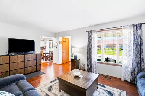 Living - 1143 Armsgate Rd, Springfield, OH 45503 photo 5 of 5