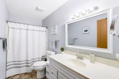 Bath - 1143 Armsgate Rd, Springfield, OH 45503 photo 1 of 2