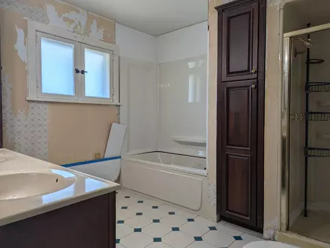 Bath - 129 Hampton Pl, Springfield, OH 45504 photo 3 of 3