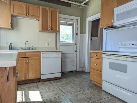 Kitchen - 129 Hampton Pl, Springfield, OH 45504 photo 3 of 3