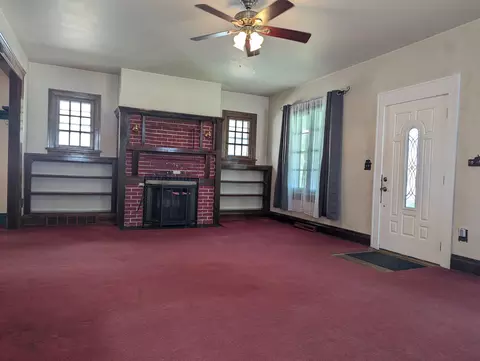 Living - 129 Hampton Pl, Springfield, OH 45504 photo 2 of 5