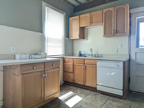 Kitchen - 129 Hampton Pl, Springfield, OH 45504 photo 1 of 3