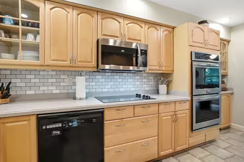 Kitchen - 2005 Audubon Park Dr, Springfield, OH 45504 photo 5 of 6