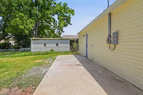 Exterior - 621 S Douglas Ave, Springfield, OH 45505 photo 5 of 8