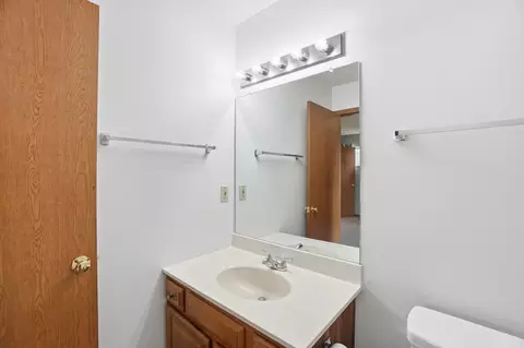 Bath - 1167 Old Farm Ln, Springfield, OH 45503 photo 2 of 3