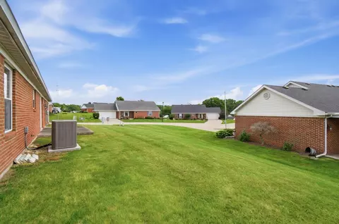 Exterior - 1167 Old Farm Ln, Springfield, OH 45503 photo 7 of 8