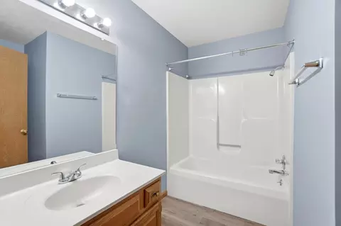 Bath - 1167 Old Farm Ln, Springfield, OH 45503 photo 3 of 3