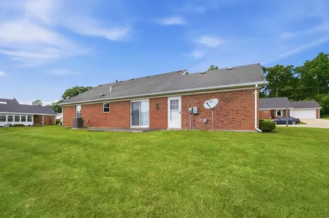 Exterior - 1167 Old Farm Ln, Springfield, OH 45503 photo 4 of 8