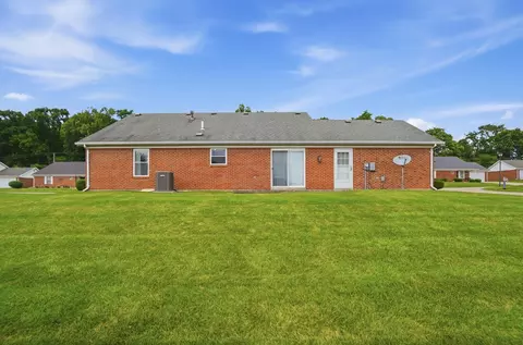 Exterior - 1167 Old Farm Ln, Springfield, OH 45503 photo 5 of 8