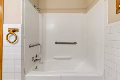 Bath - 1820 Sierra Ave, Springfield, OH 45503 photo 3 of 5