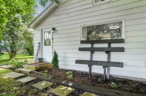 Exterior - 473 W County Line Rd, Springfield, OH 45502 photo 3 of 12